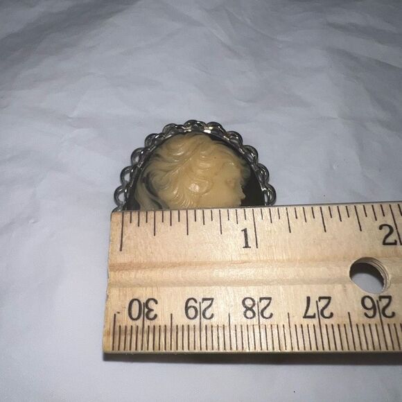 Vintage Stunning Carved Black and Cream Large Cameo Brooch - Picture 9 of 9